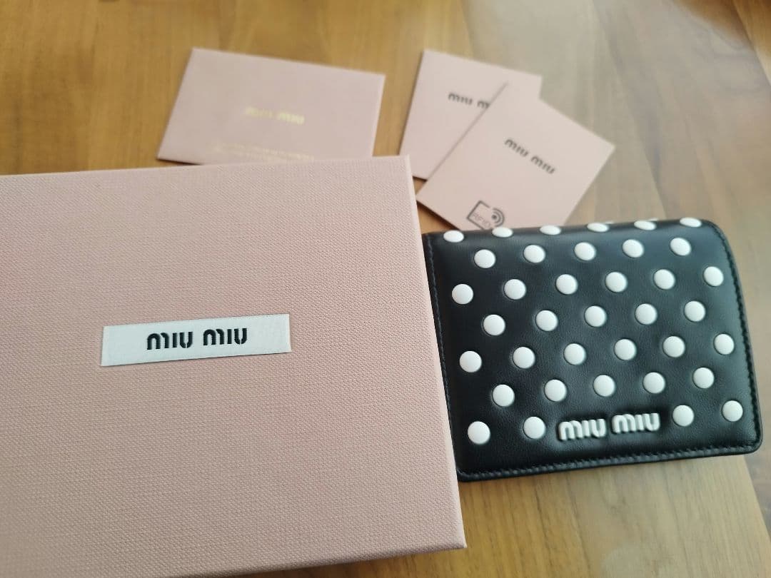miu miu ドット柄 二つ折り財布