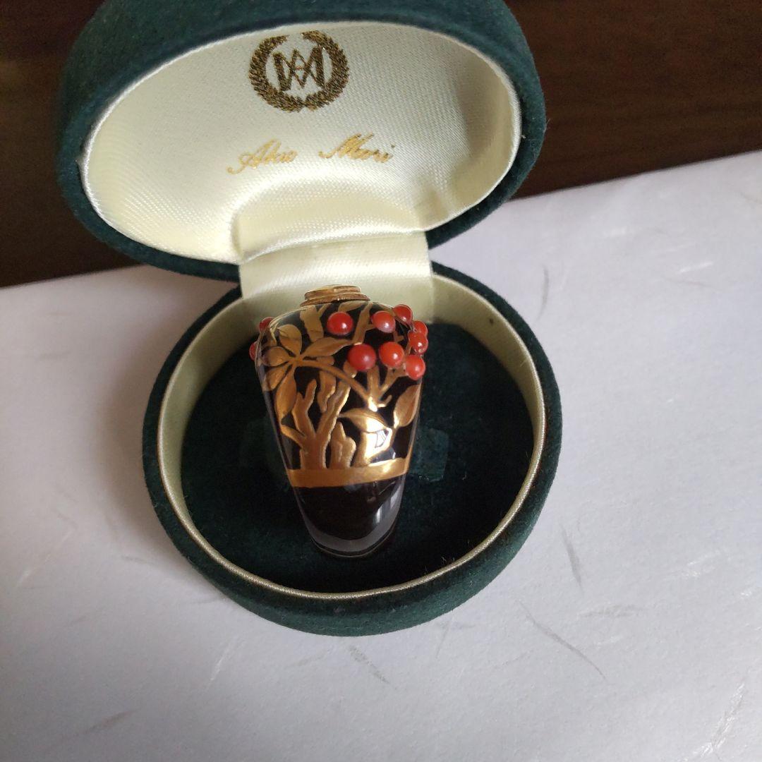 AKIO MORI「べっ甲に植物柄の金蒔絵、赤珊瑚、マーキス型の翡翠の指輪」