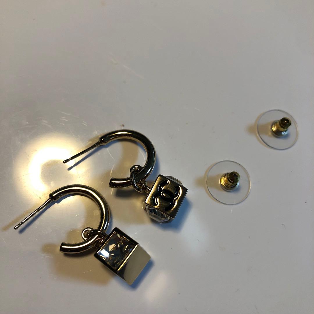 Chanel キューブ型フープピアス