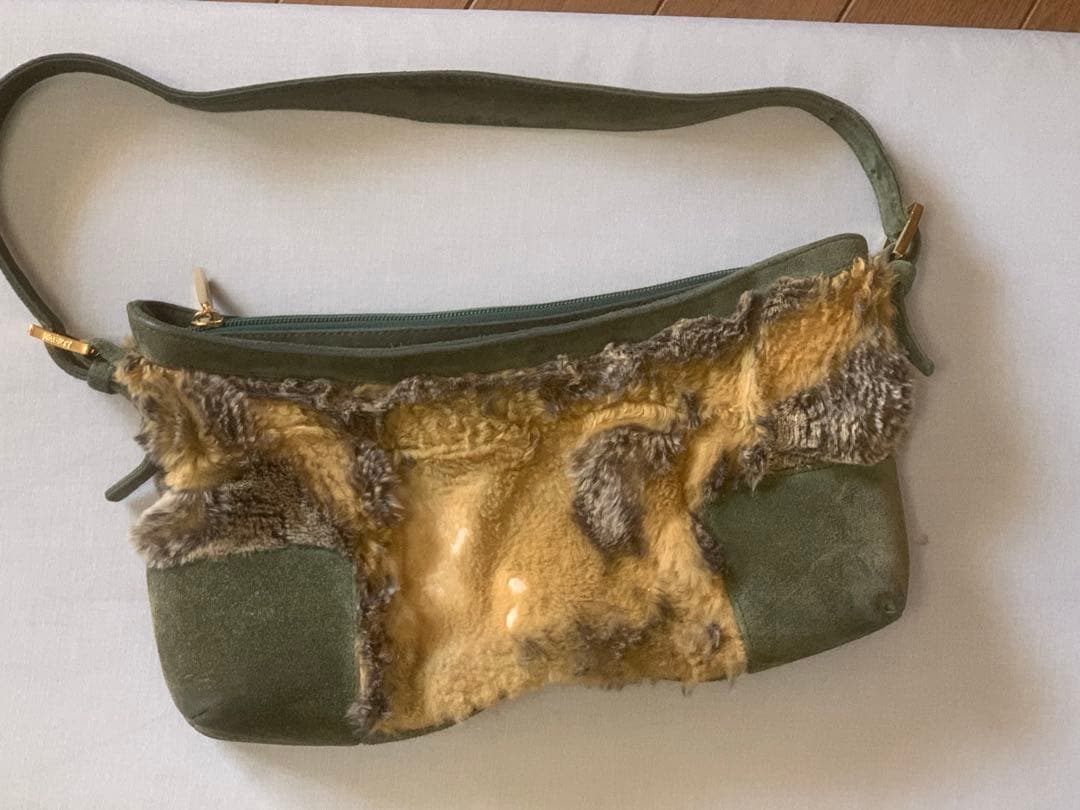 やまにゃんLOEWE オリーブグリーン ファークラッチバッグ