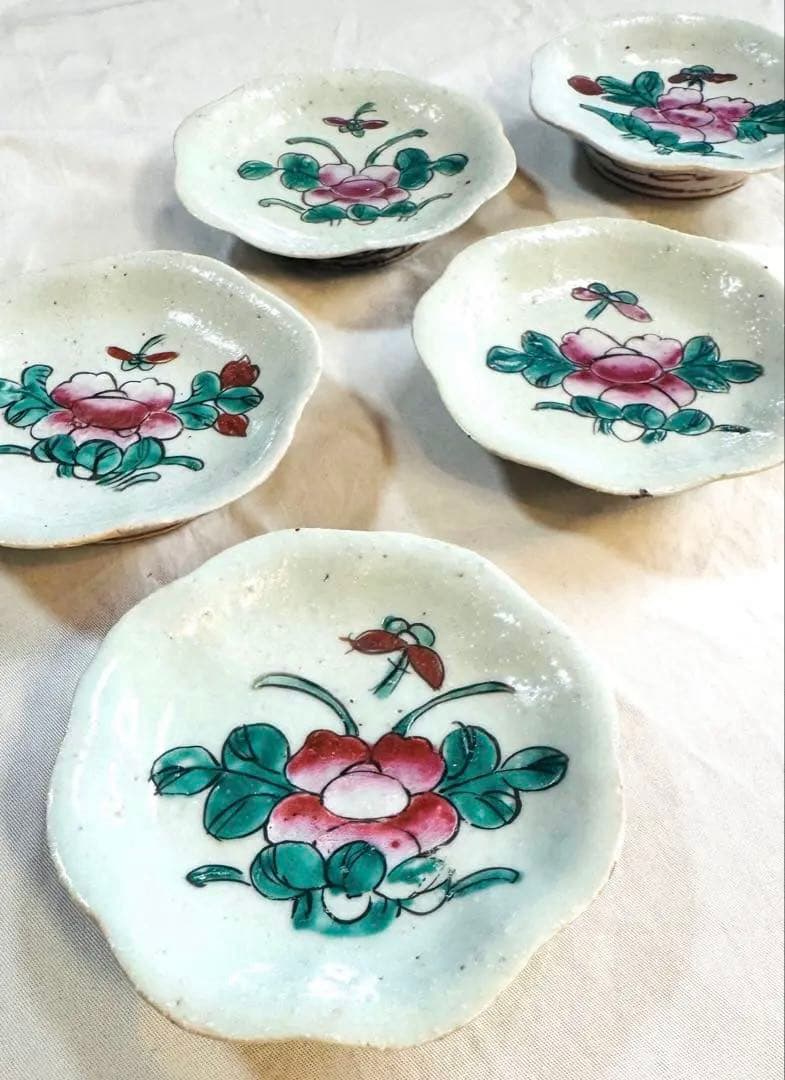 おまとめ　骨董皿　粉彩花文輪花小皿　三枚　食器　年代皿　明治頃