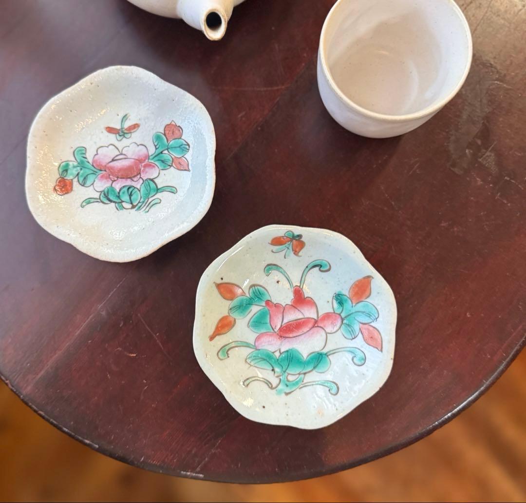 おまとめ　骨董皿　粉彩花文輪花小皿　三枚　食器　年代皿　明治頃