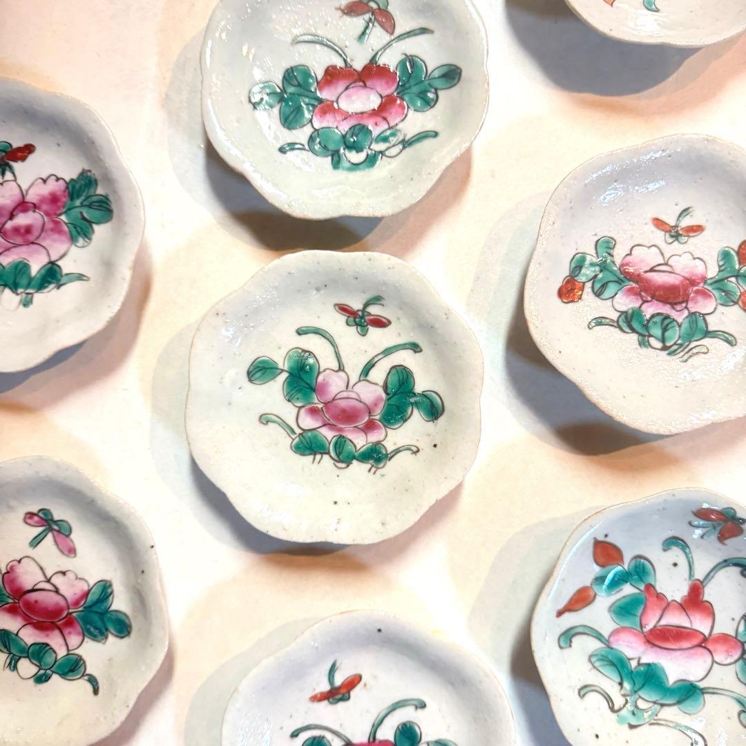 おまとめ　骨董皿　粉彩花文輪花小皿　三枚　食器　年代皿　明治頃