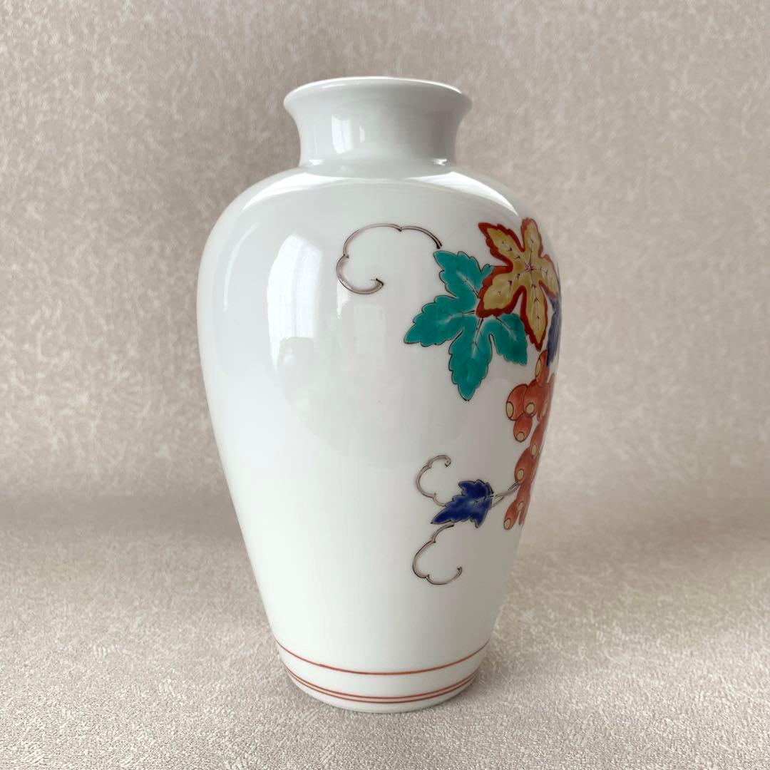 柿右衛門窯 『錦 葡萄文』 花瓶 十三代 酒井田柿右衛門