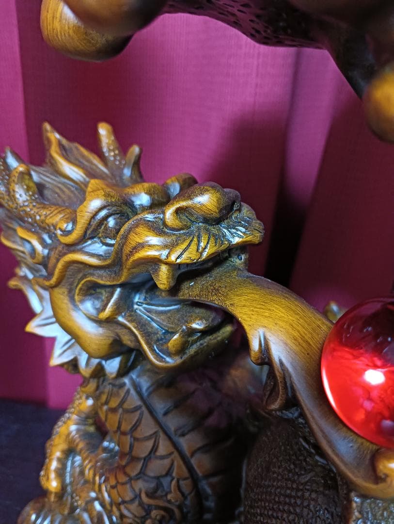 ドラゴンと木の彫刻置物