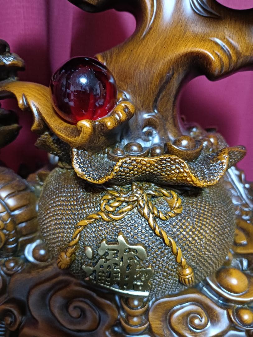 ドラゴンと木の彫刻置物