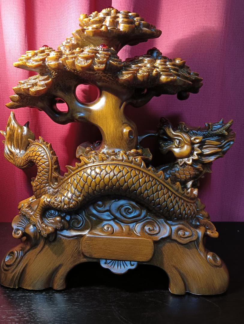 ドラゴンと木の彫刻置物