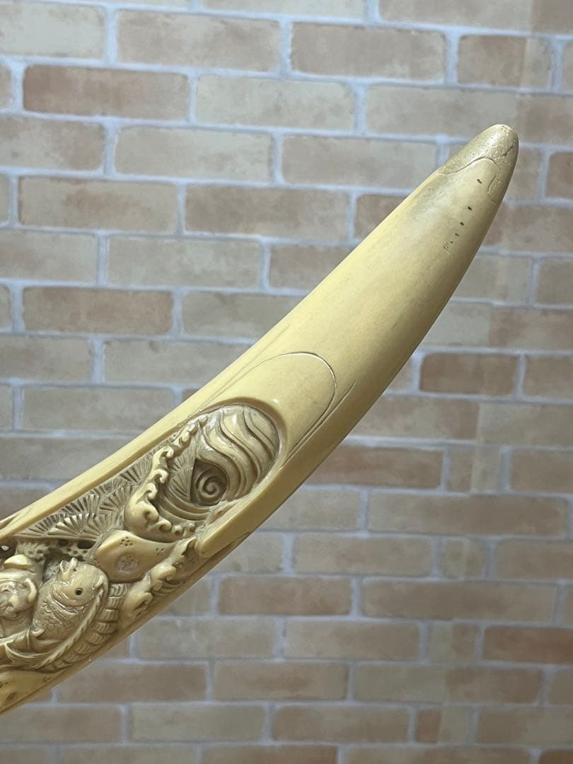 一本牙　象牙風レプリカ　置き物　長さ約81cm 置き台付　樹脂か練り物