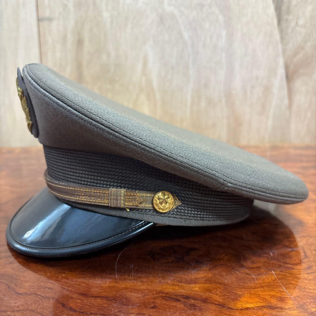 グレーの軍帽 金色バッジ付き　0120o69