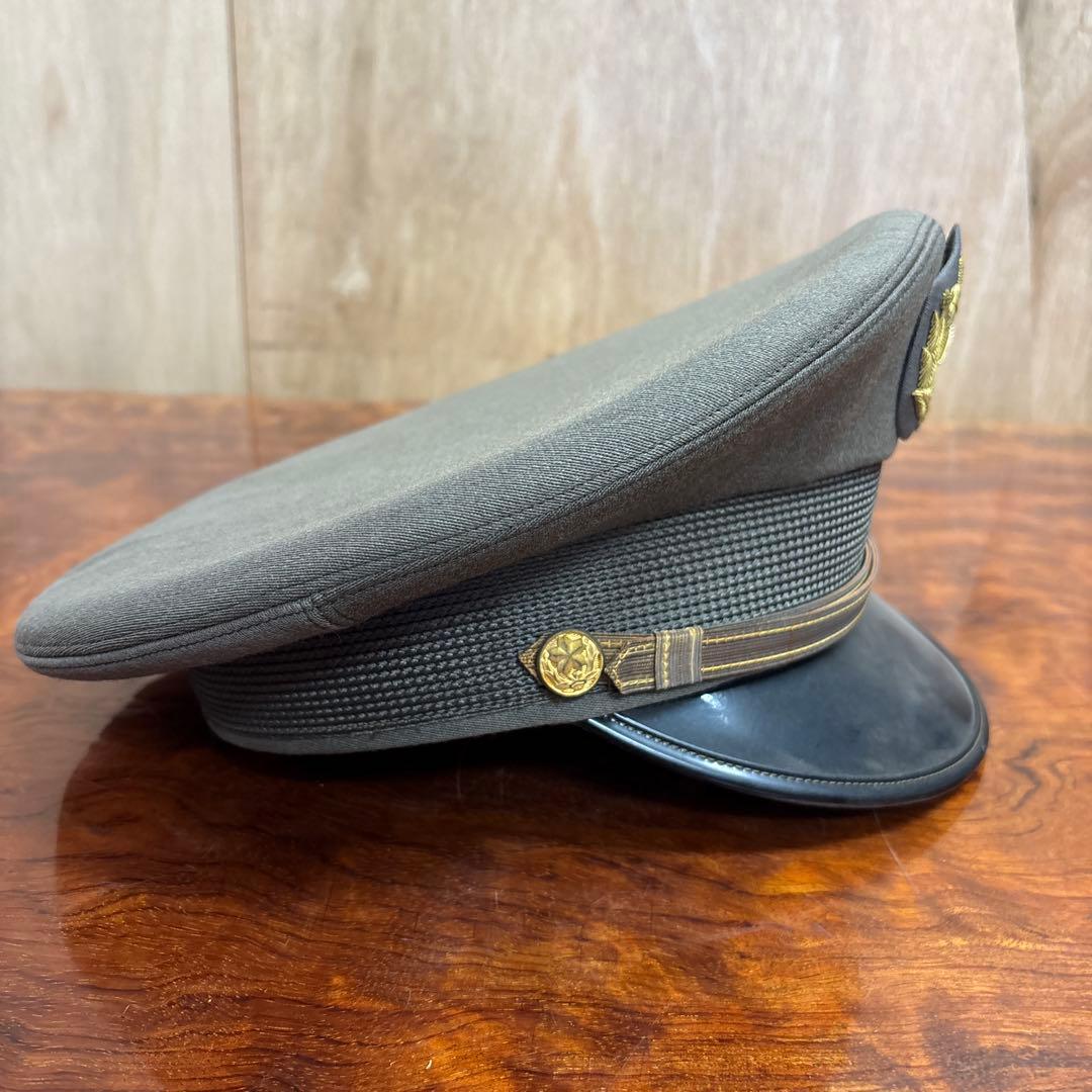 グレーの軍帽 金色バッジ付き　0120o69