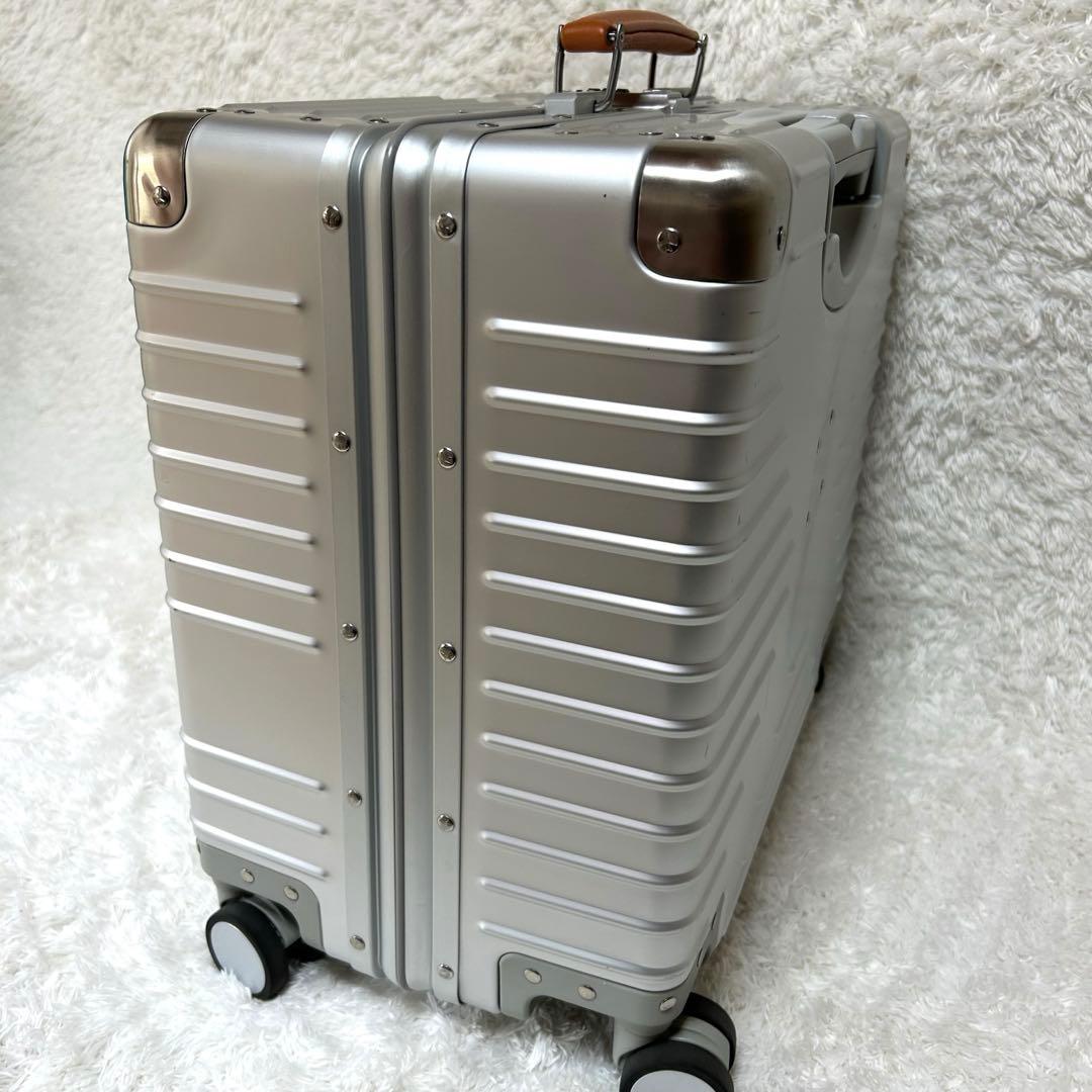 innovatorイノベーター アルミスーツケース スターリングシルバー 42L