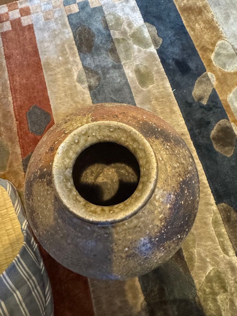 陶器の壺 中型 茶色と金色の混合