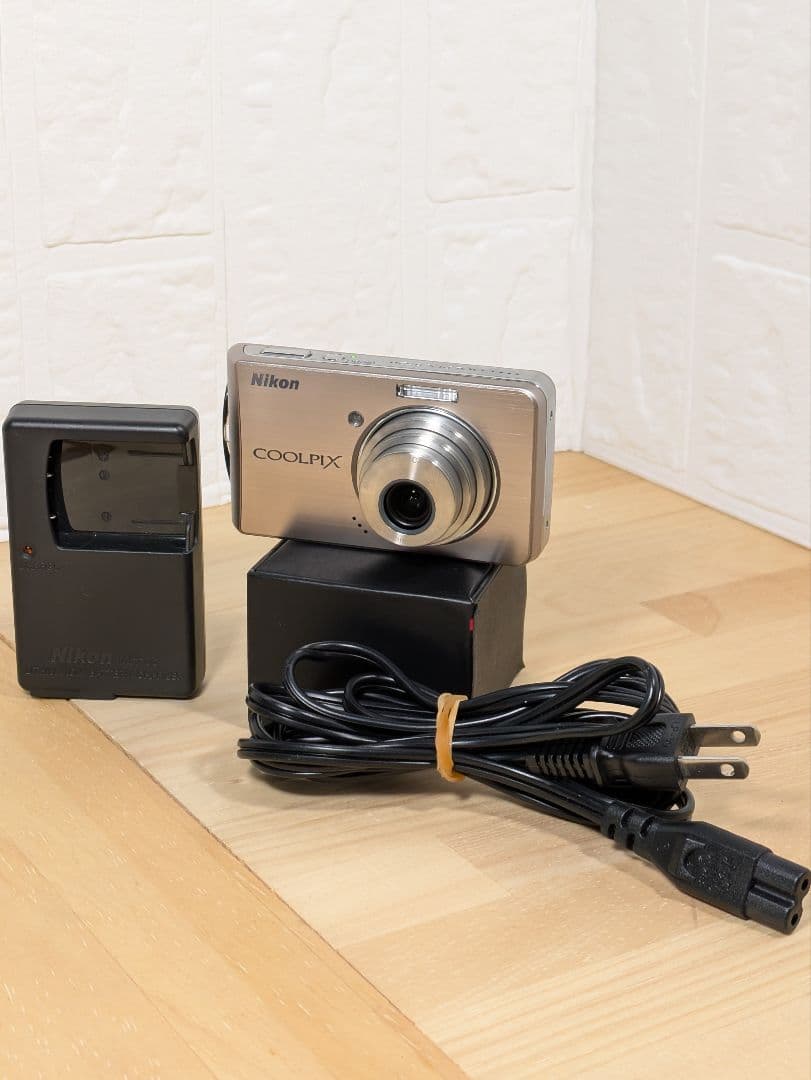 美品 Nikon COOLPIX S520 デジタルカメラ ピンクシルバー
