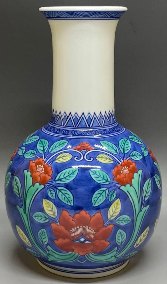 人間国宝　十三代　今泉今右衛門 色鍋島牡丹唐草文花瓶　四方桟共箱　共布　L36