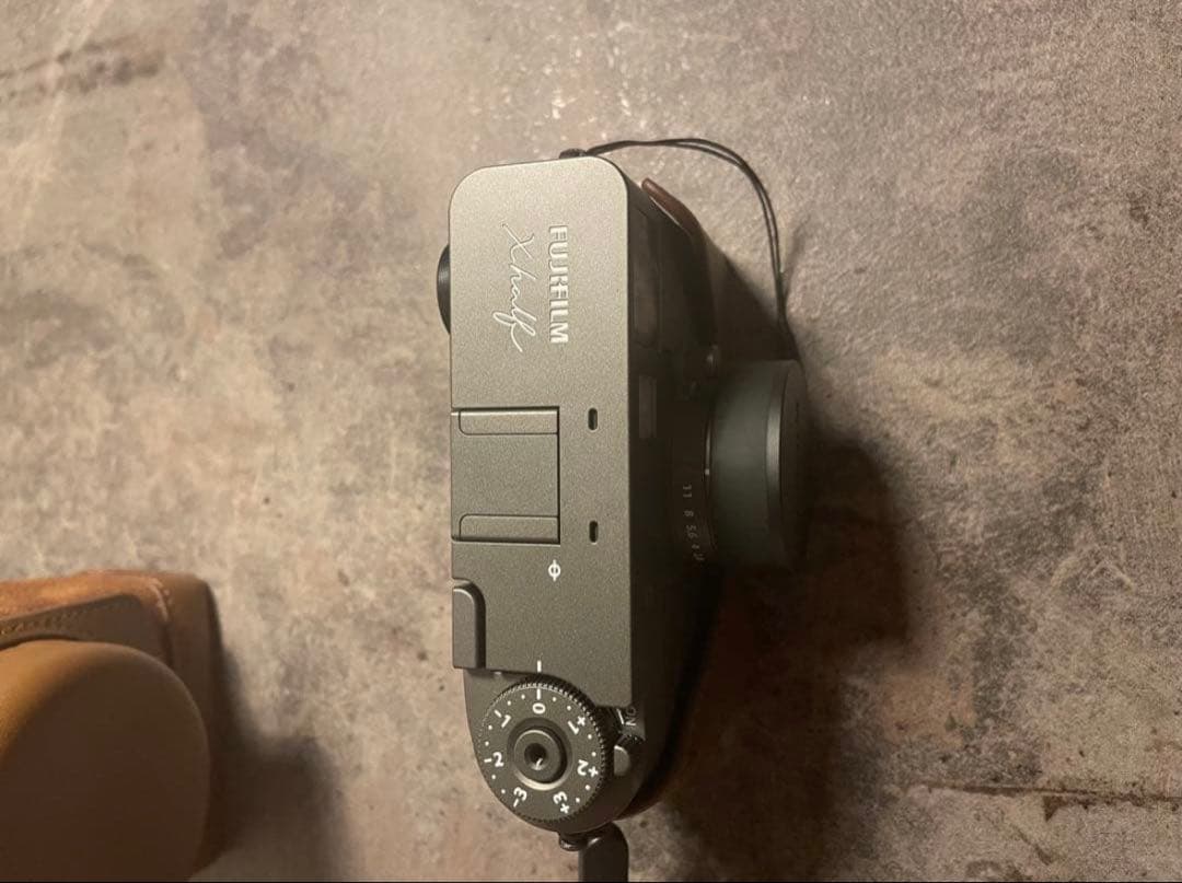 【美品】富士フィルムx half（チャコールグレー）【元箱付】カバー付き