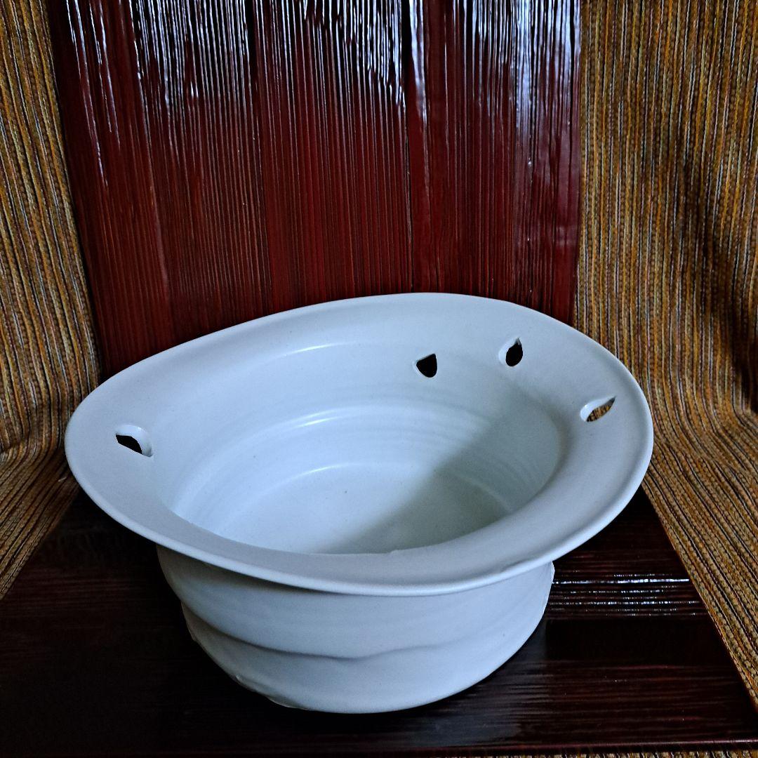 黒田泰蔵の白磁の楕円形器穴あきデザイン