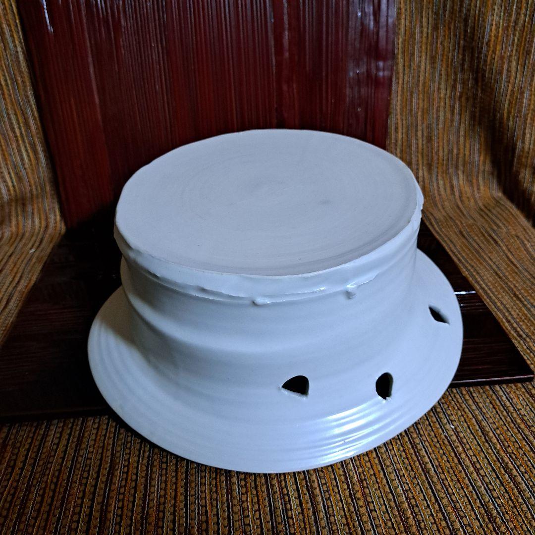 黒田泰蔵の白磁の楕円形器穴あきデザイン