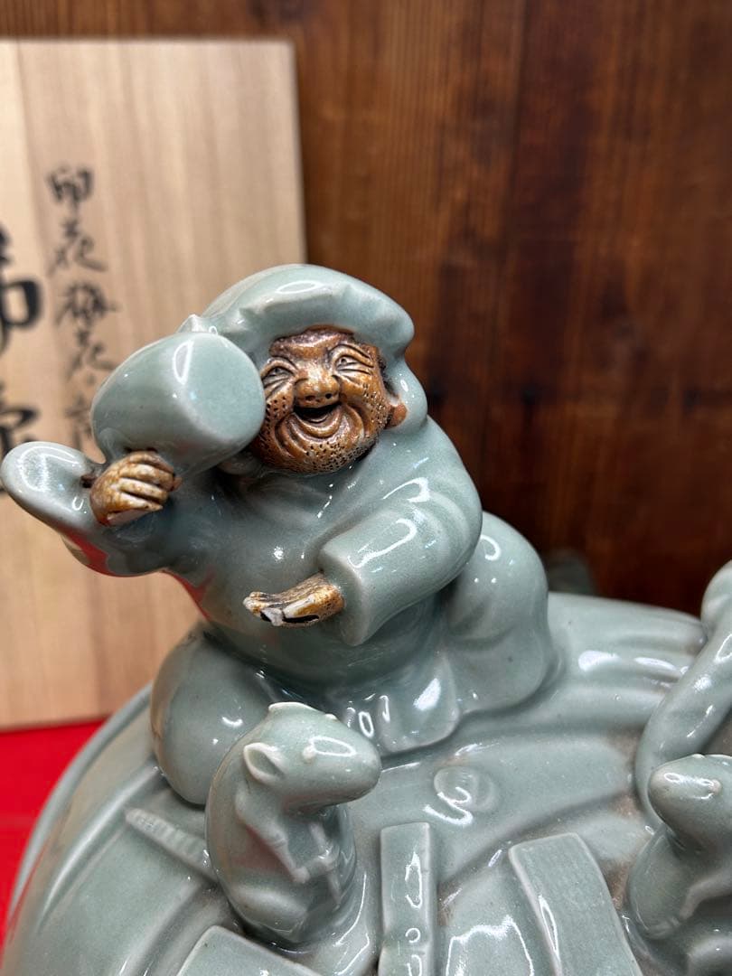 福の神と猫の陶器彫刻 九谷焼