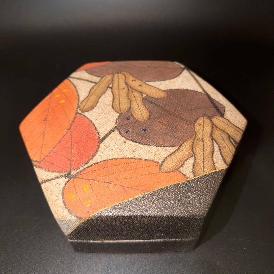 J*n様 伊藤東彦　布目大豆文陶筥　共箱　六角形陶器 葉と栗のデザイン　蓋物　骨