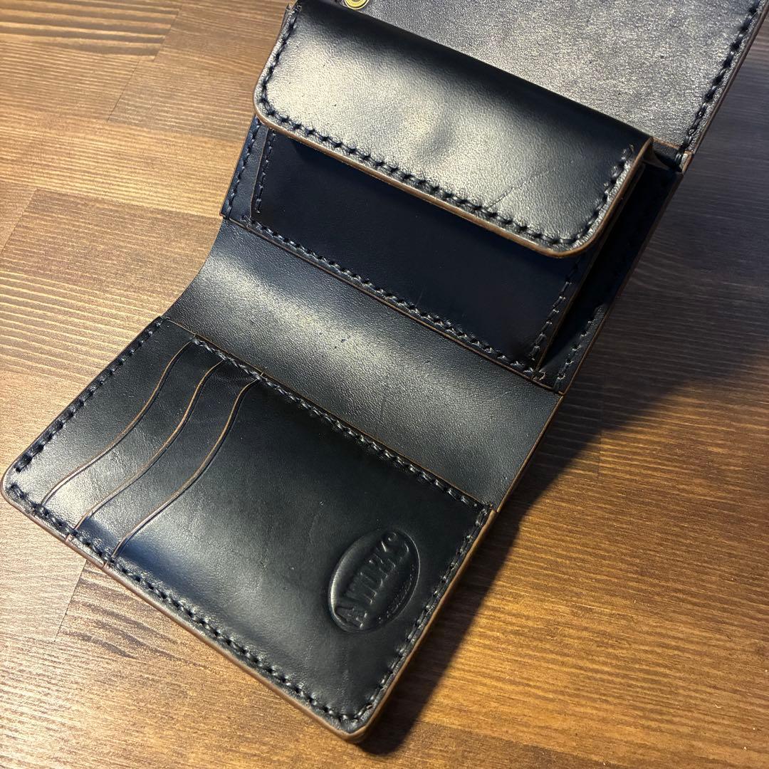 三つ折りミドルトラッカーウォレット　マリアムホースバット　丘染めブラック　茶芯