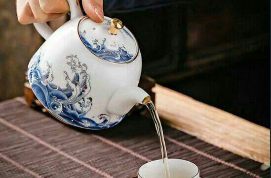 陶磁器の急須.  茶道具に急須を入れる