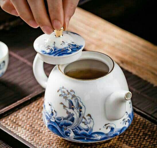 陶磁器の急須.  茶道具に急須を入れる