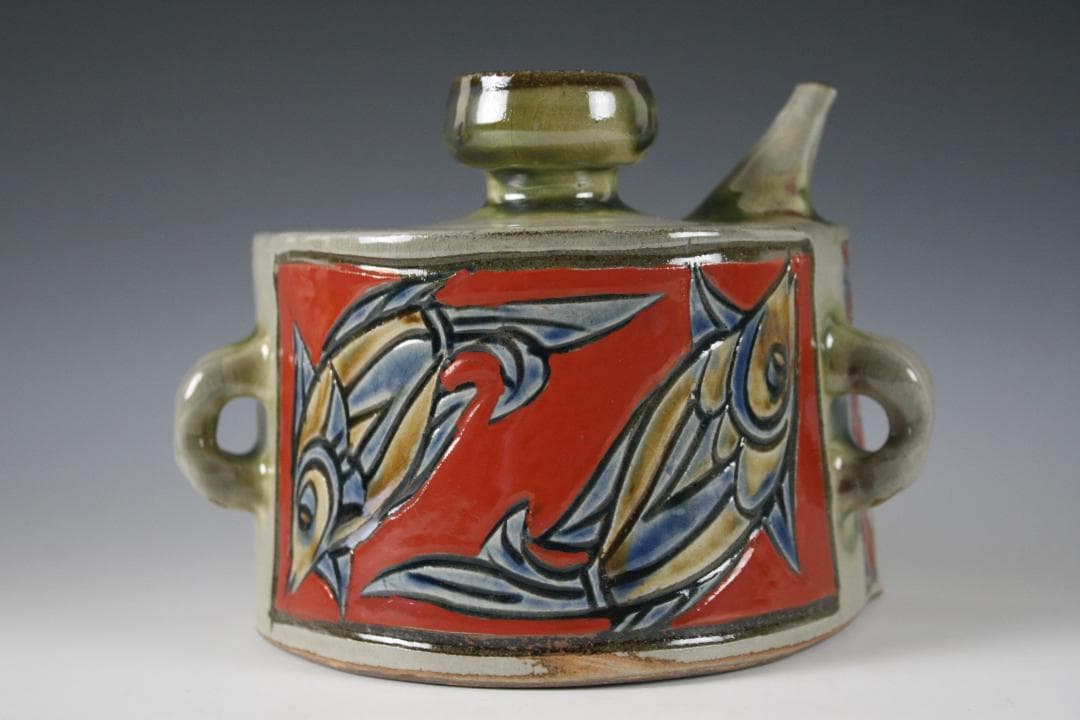 壺屋焼　金城敏幸　赤絵双魚文抱瓶（中）