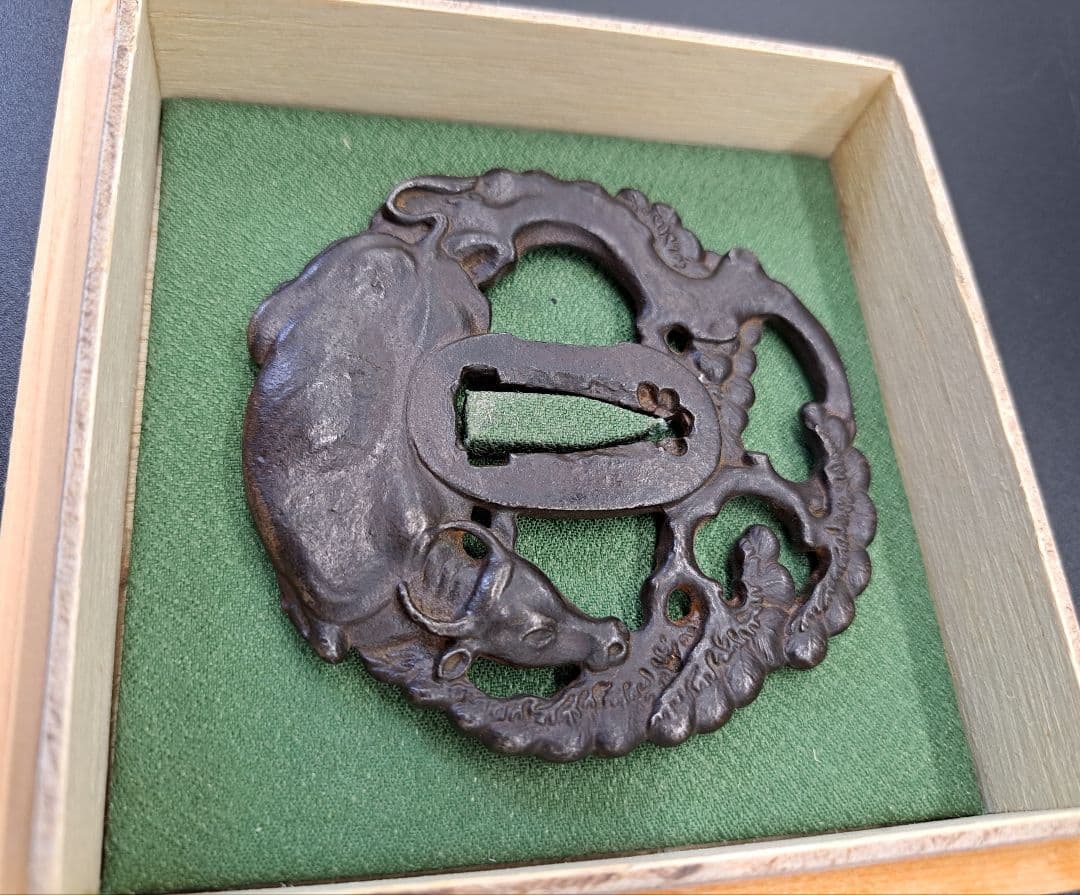名品鉄地牛に老松図鍔 鐔 日本刀 刀 刀装具 時代物 真剣 居合い 古美術 侍