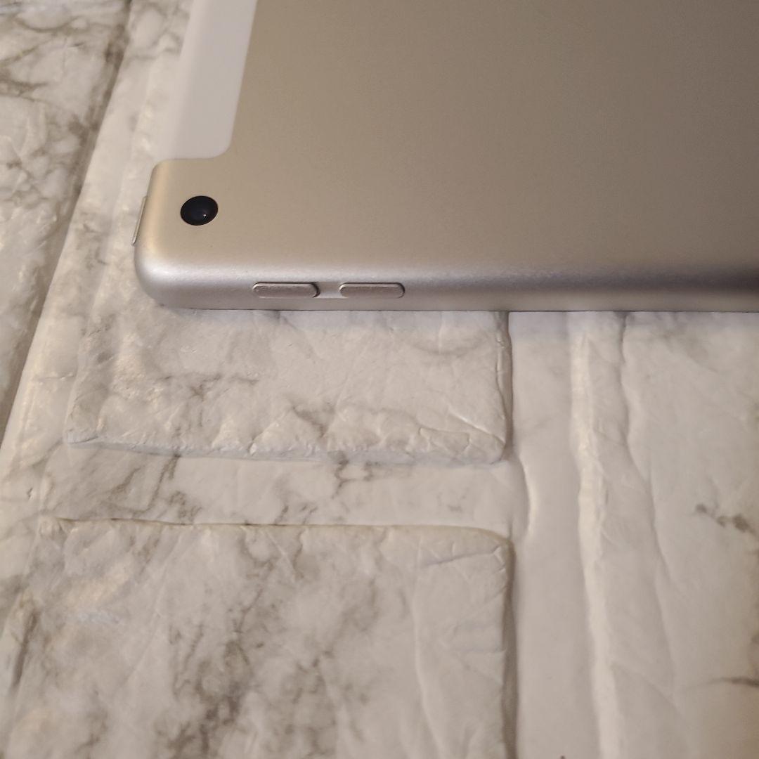 215 iPad 7世代 128GB SIMフリー シルバー