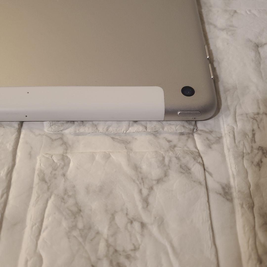 215 iPad 7世代 128GB SIMフリー シルバー