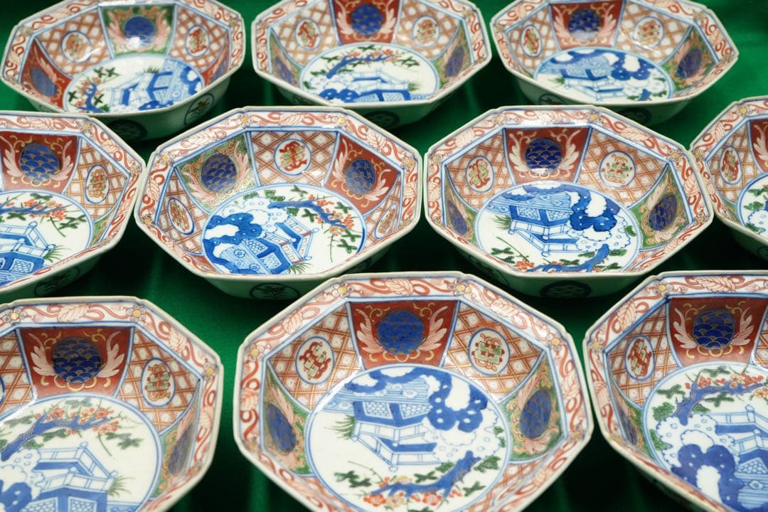 1，大聖寺伊万里１０客　赤絵金彩　八角中皿　大明萬暦年製　磁貫入　丸紋巻物　波図