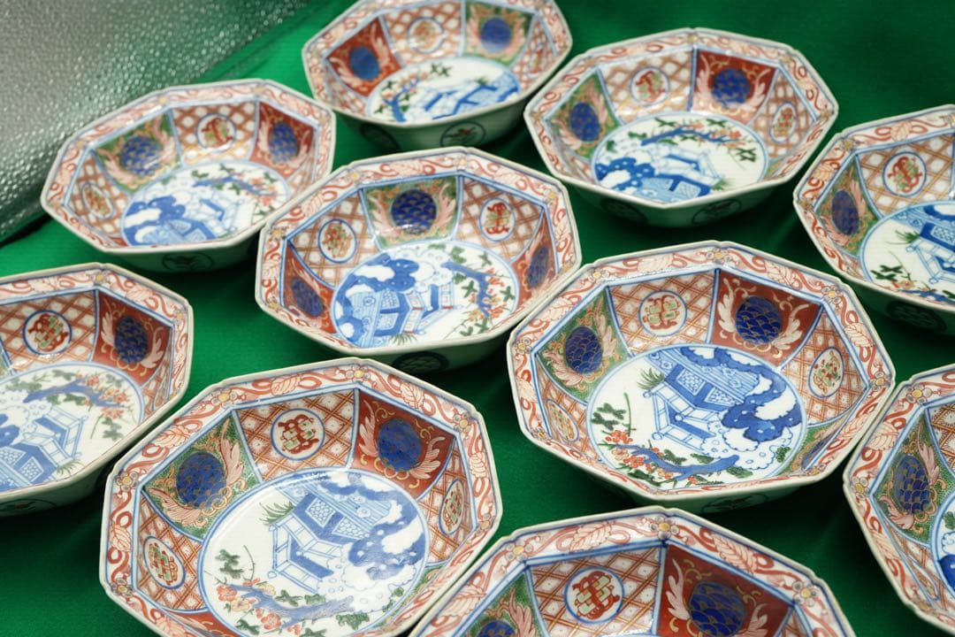 1，大聖寺伊万里１０客　赤絵金彩　八角中皿　大明萬暦年製　磁貫入　丸紋巻物　波図