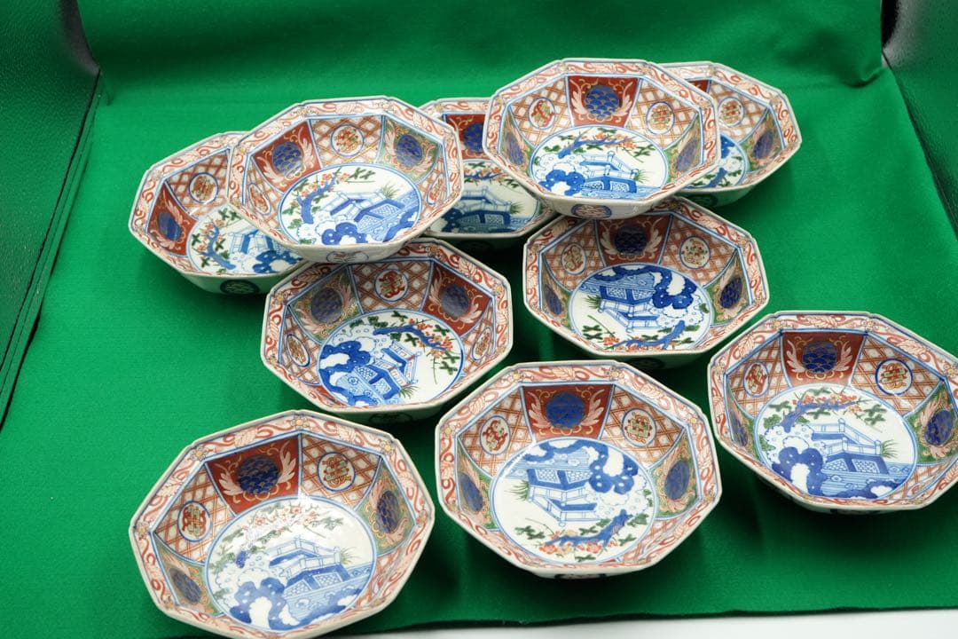 1，大聖寺伊万里１０客　赤絵金彩　八角中皿　大明萬暦年製　磁貫入　丸紋巻物　波図