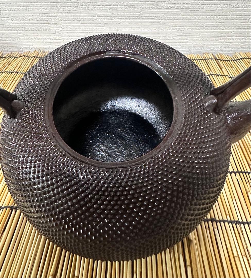 未使用品、供箱付　南部喜州 (及川 喜徳)造　鍛治打袋鉉　１８型　南部鉄瓶