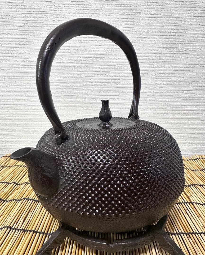 未使用品、供箱付　南部喜州 (及川 喜徳)造　鍛治打袋鉉　１８型　南部鉄瓶