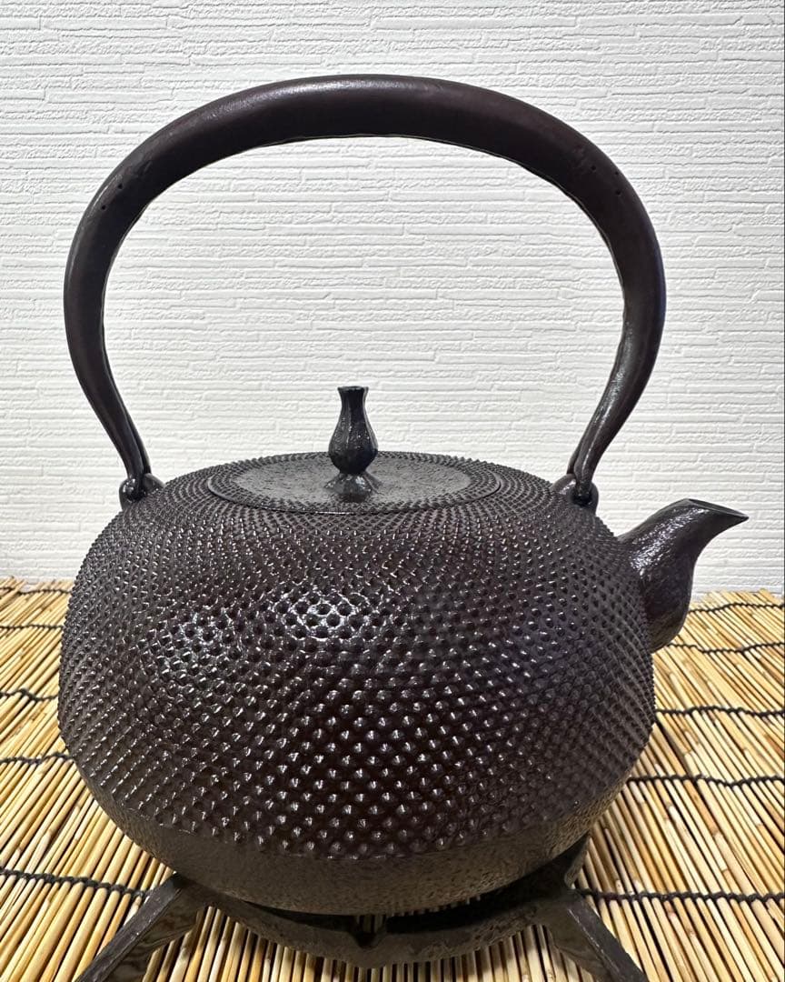 未使用品、供箱付　南部喜州 (及川 喜徳)造　鍛治打袋鉉　１８型　南部鉄瓶