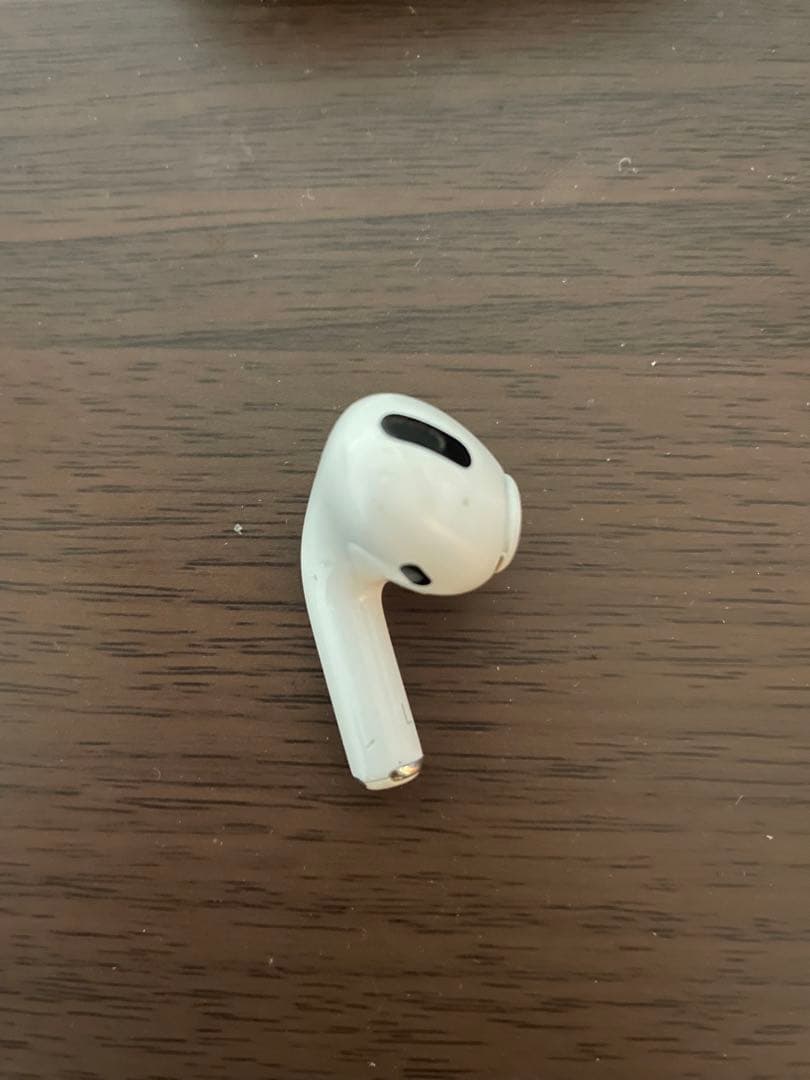 Apple Air Podsケースと左耳