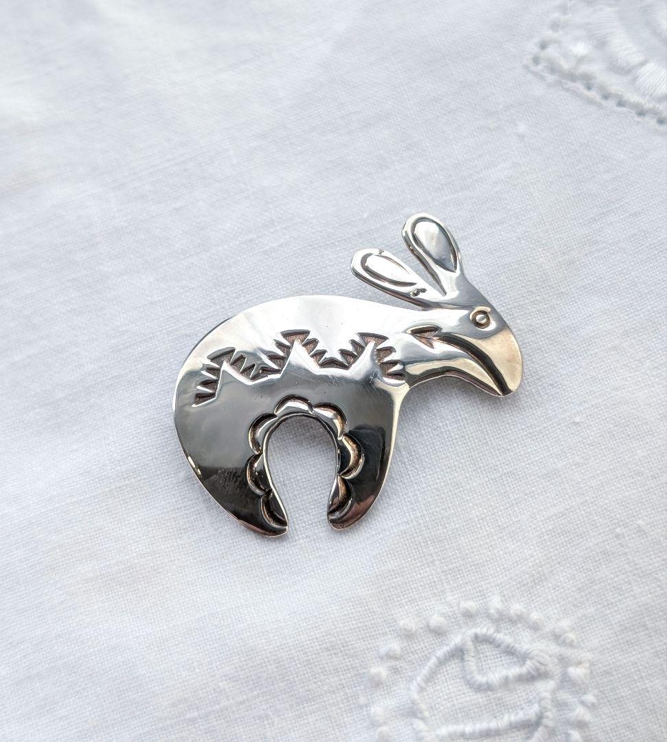 【Navajo】インディアンジュエリーブローチ/AM刻印うさぎモチーフ
