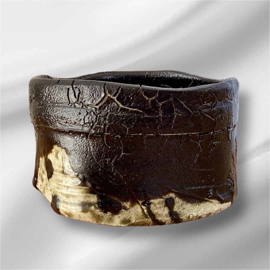 【山田和　美品　上位作】　黒織部　茶碗　共箱　共布　陶暦　造形美を堪能できる一品