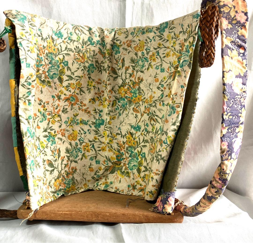 カリマンタン島ダヤック族ロタン編ビーズ飾り付き赤ちゃん背負籠　　　　　　貴重