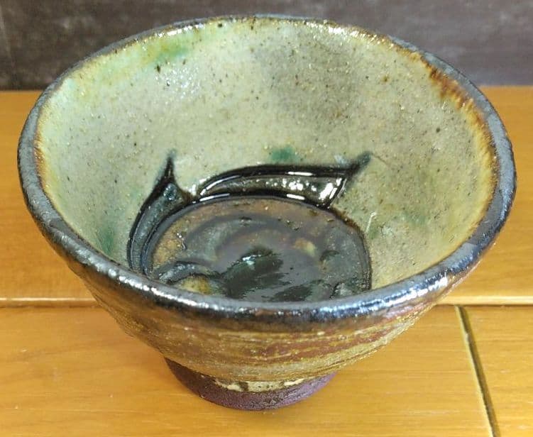 人間国宝 金城次郎 壷屋焼ぐい呑(魚紋ぐい呑）栞 共箱 壺屋焼 やちむん 美品