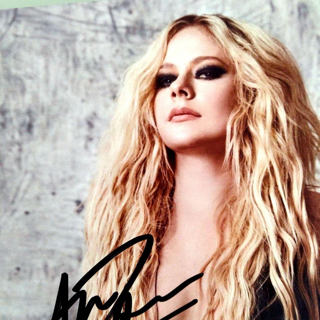 セール中…アヴリル・ラヴィーン直筆サイン入り2Lサイズ写真‥Avril〜