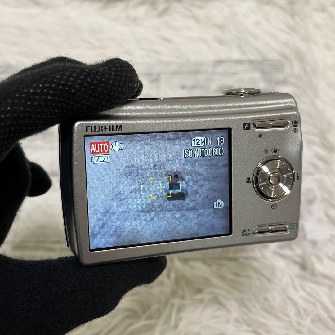 ま*め様 美品 FUJIFILM FinePix F100FD コンデジ シルバ