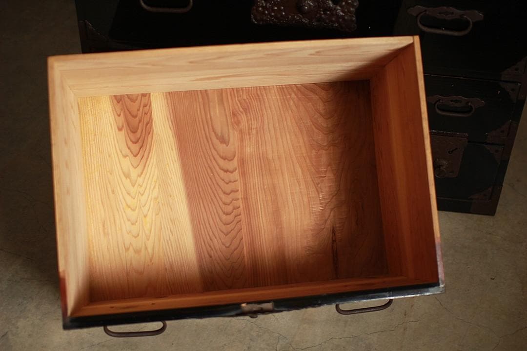 綺麗な打ち出し金具庄内箪笥　4杯　タンス　収納　古家具　古民家　時代家具