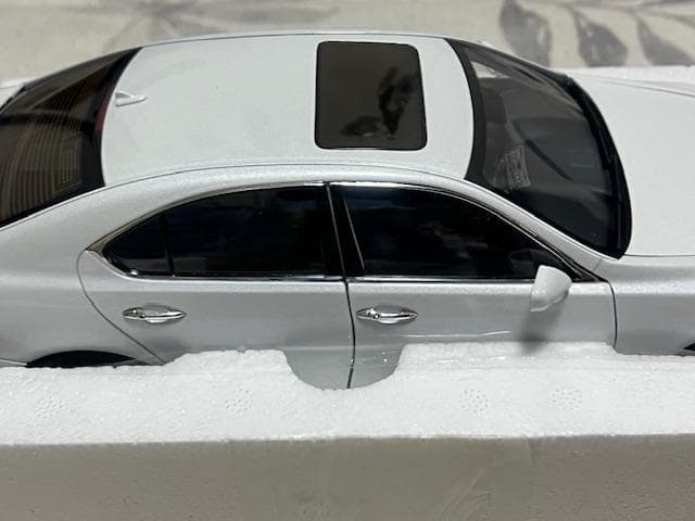 ノレブ　1/18スケール　レクサス LS460