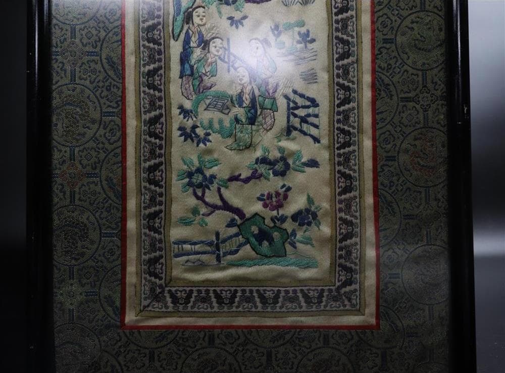 【繍】　★ 額装 庭院仕女図繍片 ★　時代物　亭台 柳樹 刺繍文様　明清織繍
