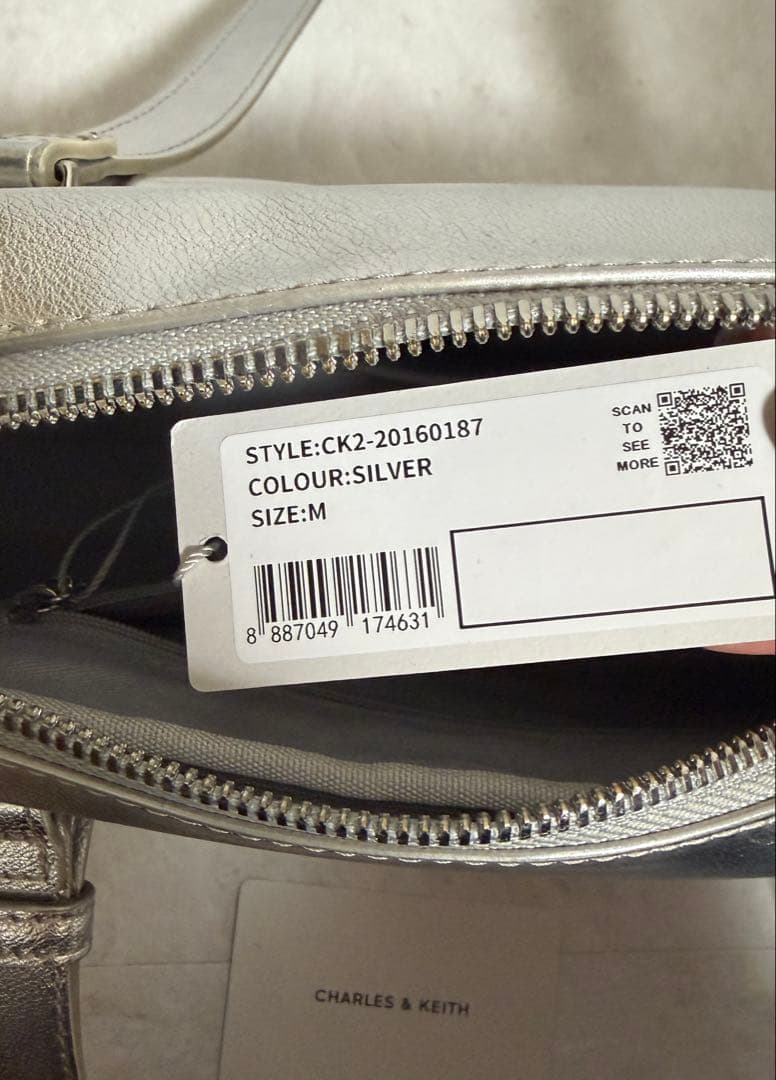【タグ付き】CHARLES&KEITH マルチポケットショルダーバッグ シルバー