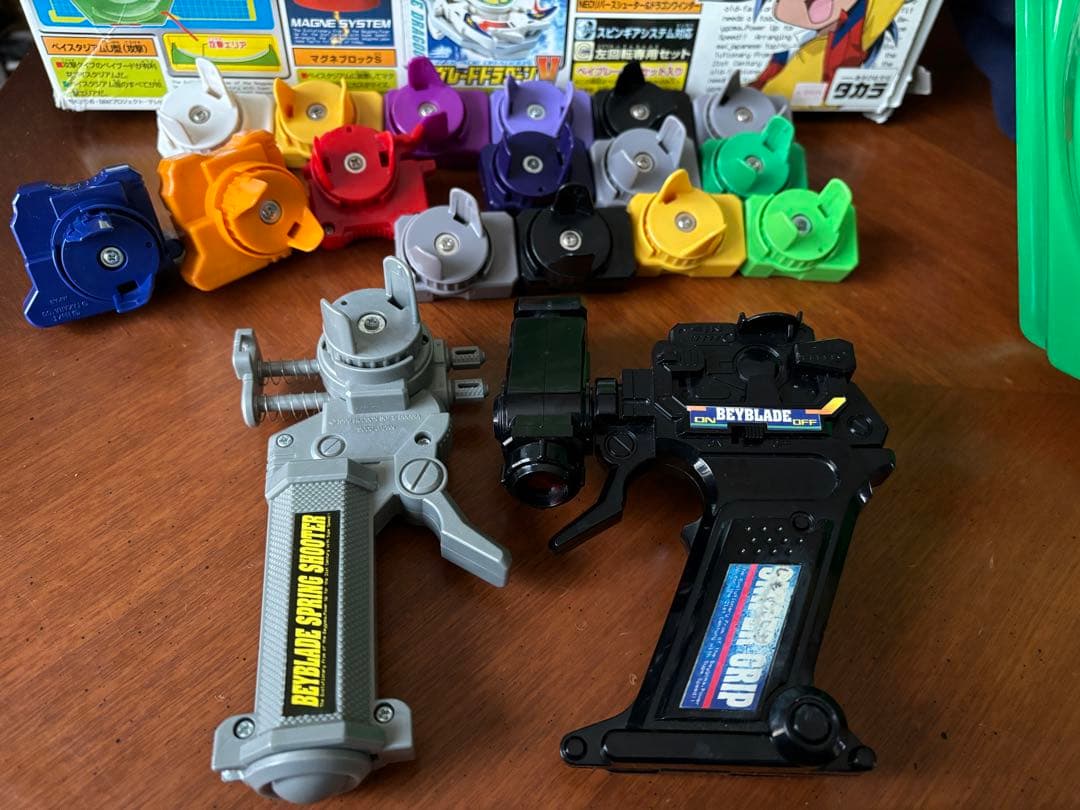 初代ベイブレード30個まとめ売り♪(スタジアム、レア☆ランチャー付き)
