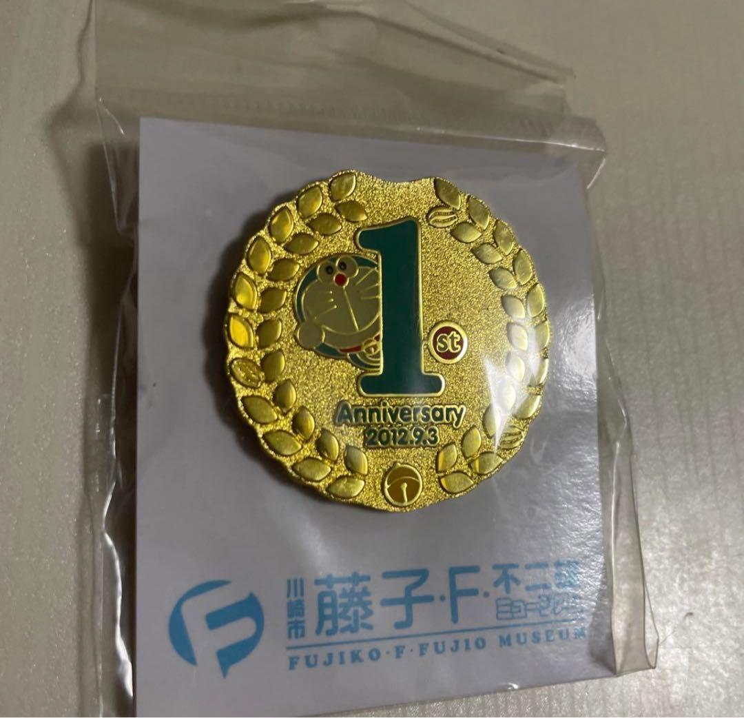 藤子・F・不二雄ミュージアム　1周年ピンバッジ　ピンズ　ドラえもん