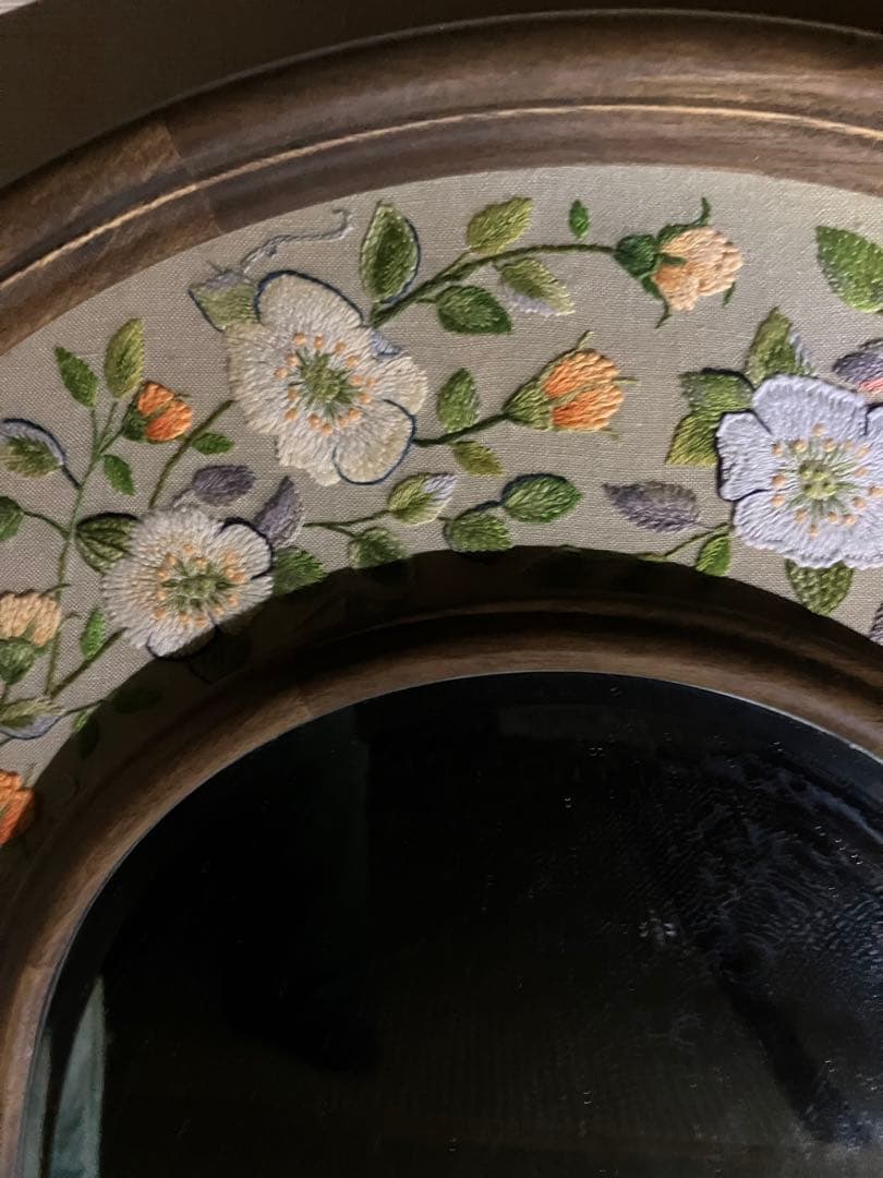 高島屋の刺繍作品展示会で20 万円で展示された丸型刺繍付き鏡